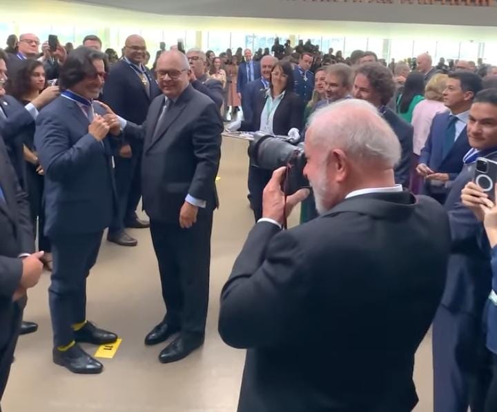 Enquanto Ricardo Stuckert recebe medalha, presidente Lula se aventura fotografando; confira