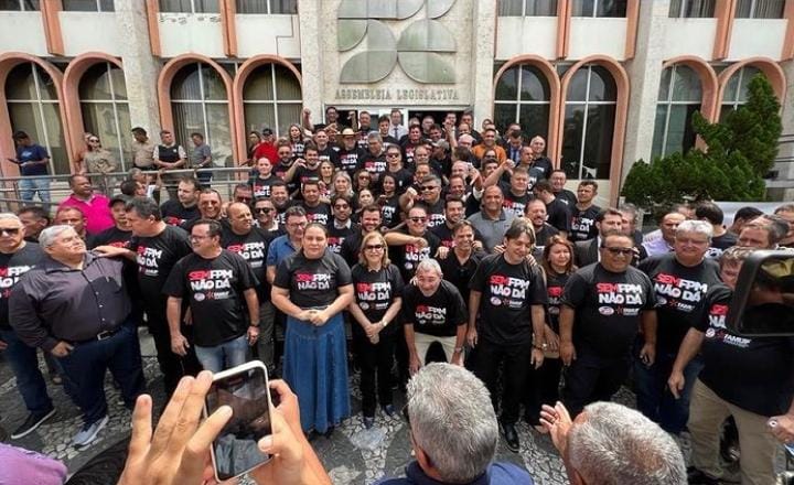 Prefeito paraibano que participou de protestos contra crise do FPM contrata cantor sertanejo por quase meio milhão