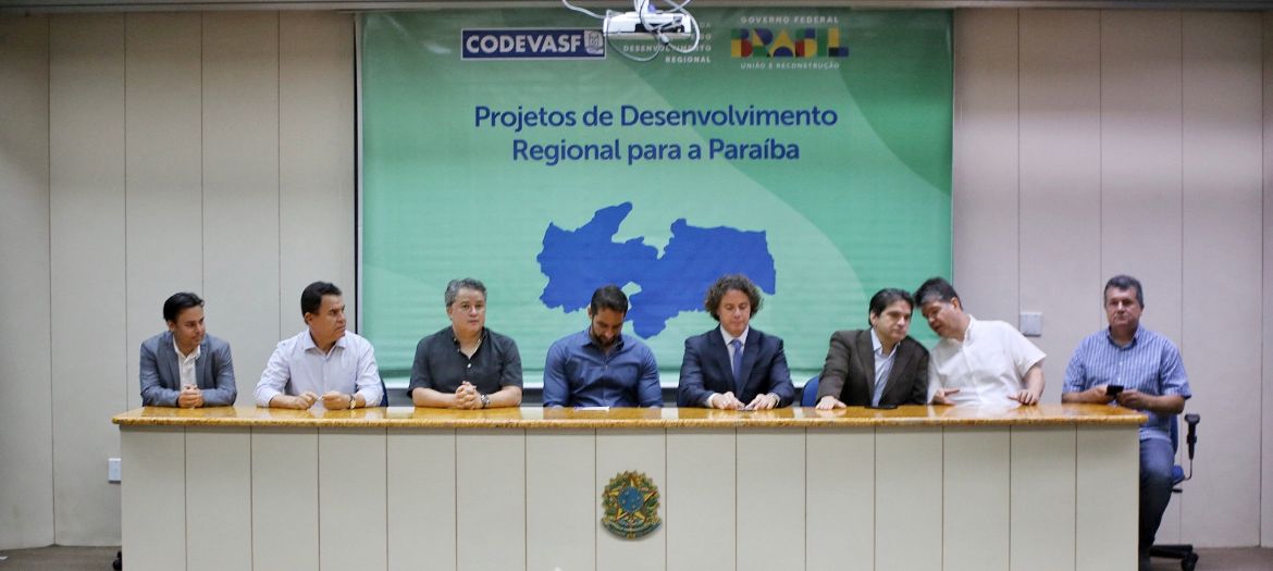 Na Codevasf, Efraim Filho participa de assinatura simbólica de Ordem de Serviço para pavimentação, entrega de máquinas e equipamentos na Paraíba