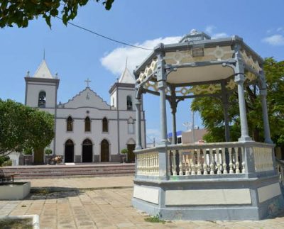 Igreja Matriz e praça Nossa Senhora de Fátima, em Cajazeiras (Foto: Divulgação/Reprodução/arquivo/Diário do País)