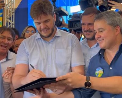 Bruno Cunha Lima assinando a ficha de filiação ao União Brasil (Foto: Divulgação/Reprodução/Captura de tela/Redes socias/Bruno Cunha Lima).