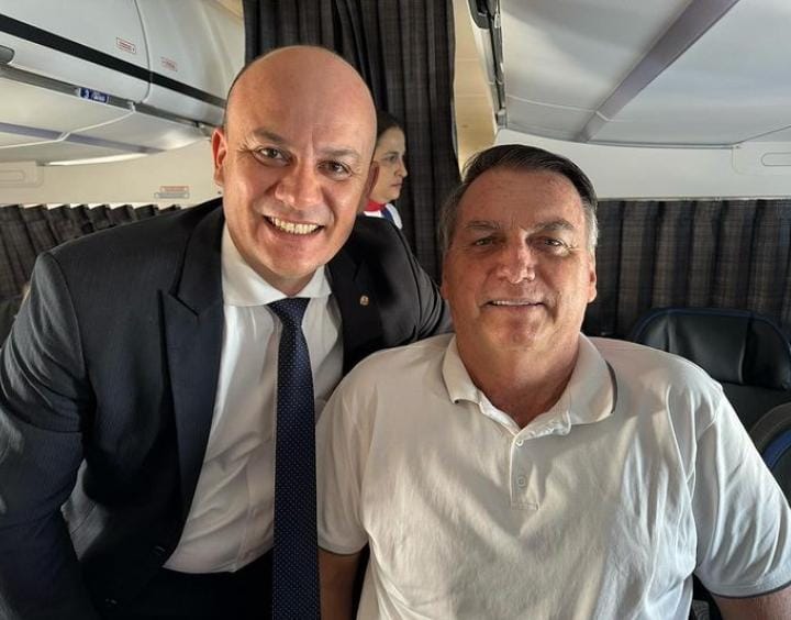 Cabo Gilberto acompanha Bolsonaro à posse de Javier Milei, na Argentina; confira