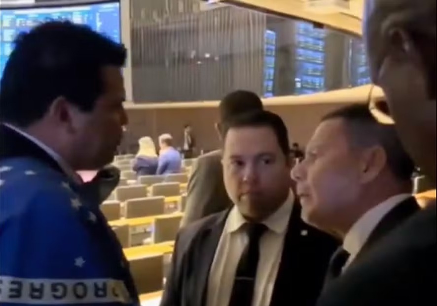 Foto com Dino gera confusão na Câmara entre Mourão e deputado do PL: “aqui é braço”; confira o vídeo