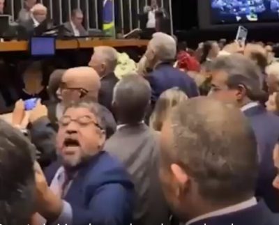 Confusão entre deputados na Câmara Federal (Foto: Divulgação/Reprodução/Captura de tela/Vídeo disponível na internet).