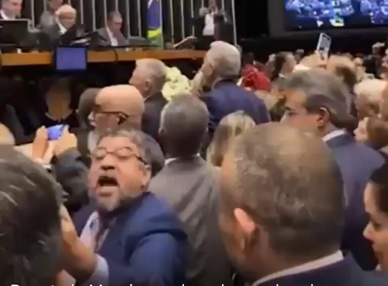 Deputados protagonizam xingamentos e agressões em sessão de promulgação da Reforma Tributária; confira o vídeo