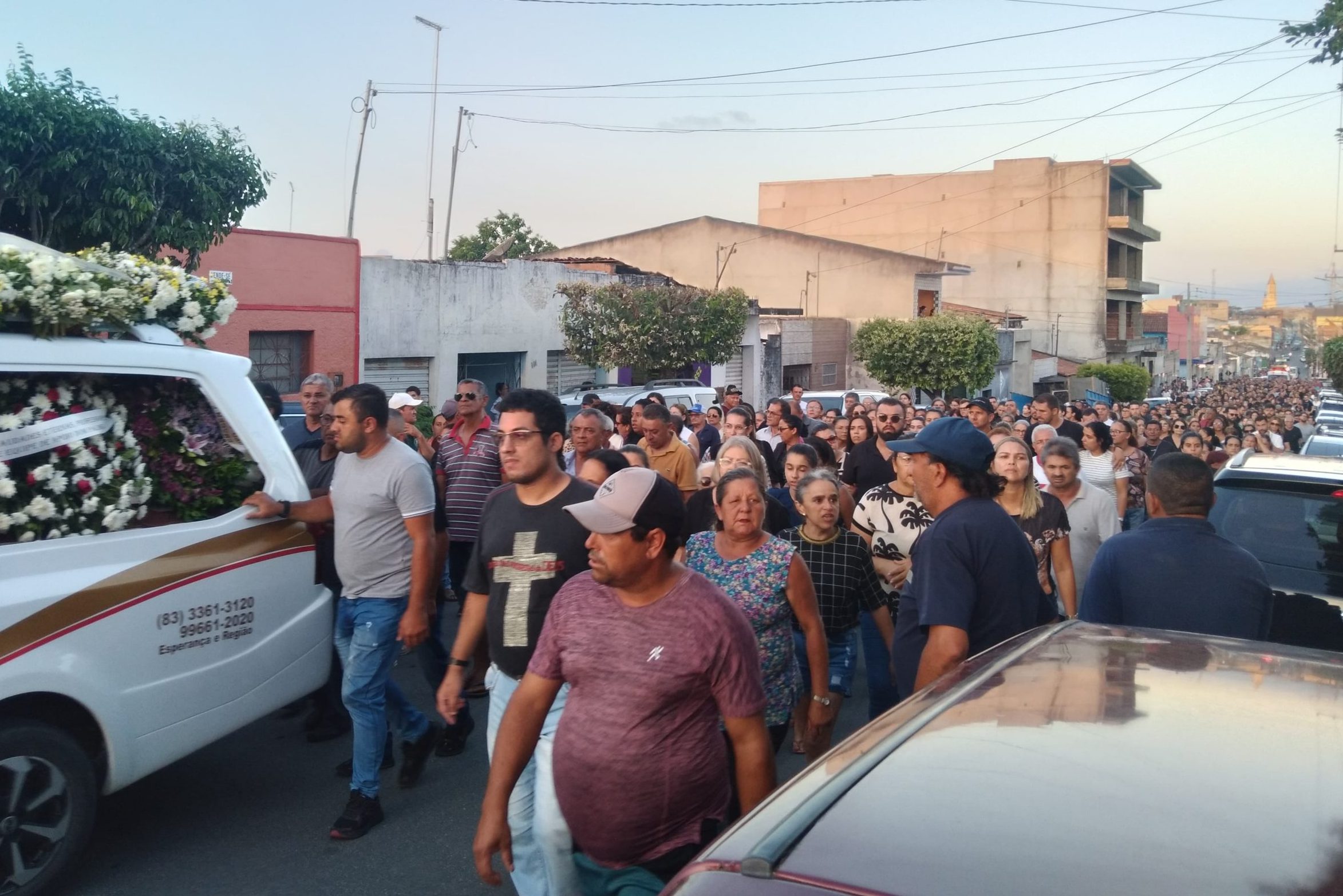 Multidão se reúnem em cortejo fúnebre para prestar as últimas homenagens a vereador que faleceu de forma trágica na PB; confira