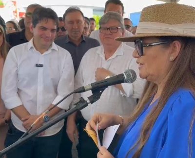 Eliane Galdino discursando durante agenda de João Azevêdo em Pocinhos (Foto: Política Cariri).