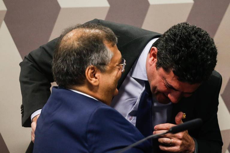 Aos risos, Flávio Dino e Sérgio Moro se abraçam durante sabatina no Senado; confira as fotos