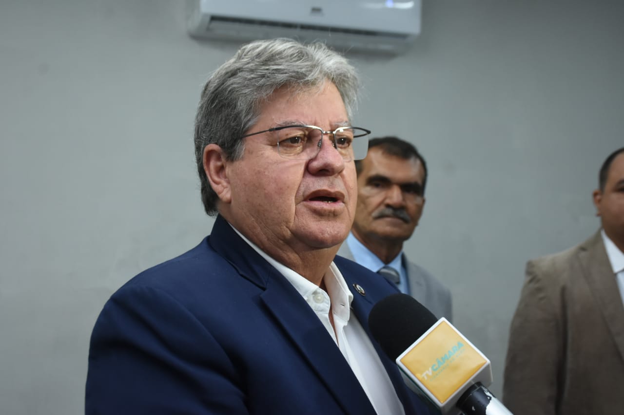 João Azevêdo anuncia percentual de reajuste salarial dos servidores estaduais; confira os números