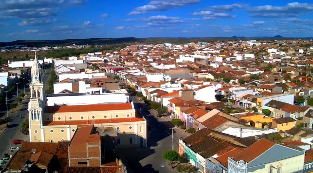 Prefeitura de município paraibano vai gastar quase R$ 4 milhões com pás, vassouras e ferramentas; confira