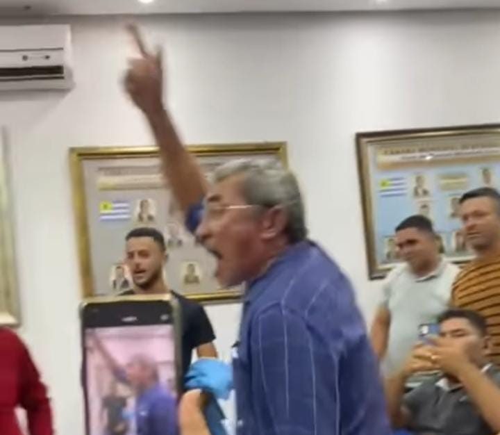 Prefeito paraibano é impedido pelos vereadores de falar na tribuna e se retira da Câmara aos gritos; confira o vídeo