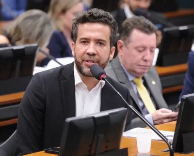 André Janones (Foto: Divulgação/Reprodução/Renato Araújo/Câmara dos Deputados).