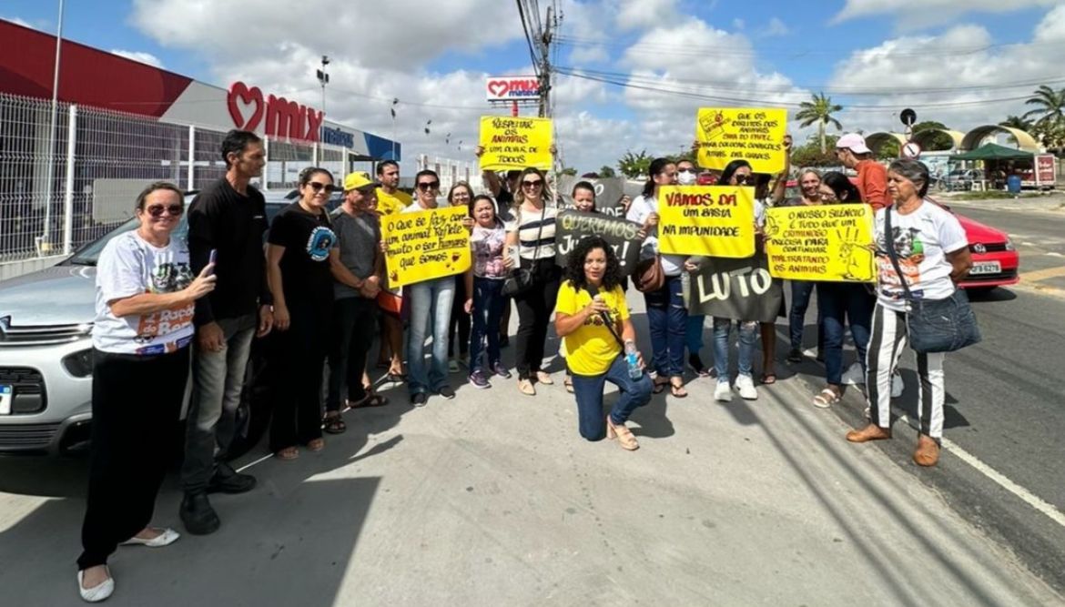 Waléria Assunção lidera manifestação contra os maus tratos aos animais em Campina Grande; confira