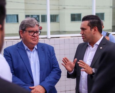 João Azevêdo e Jhony Bezerra (Foto: Divulgação/Reprodução/Autor não identificado/Redes sociais/Jhony Bezerra).