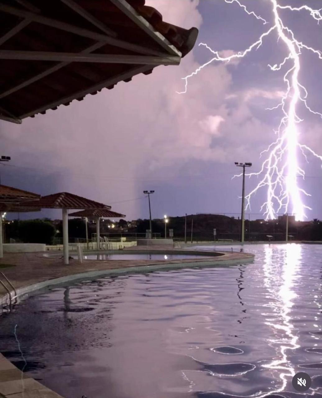 Fotografado exato momento que raio cai em Patos, no sertão; confira