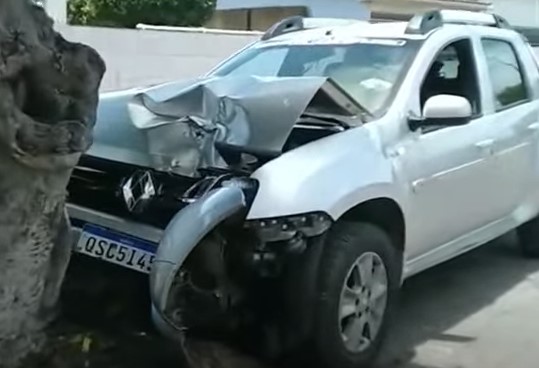 Na Paraíba, vereadora perde controle de veículo, bate contra árvore e fica ferida; saiba mais