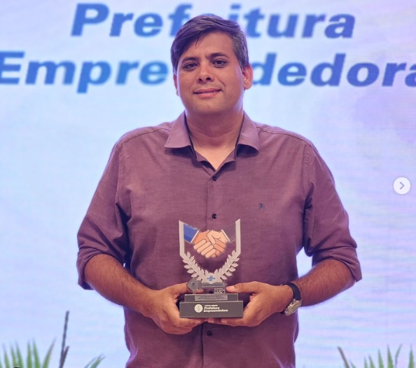 Prefeito Tiago Castro se destaca com Prêmio do SEBRAE-PB para Cabaceiras pelo Incentivo ao Empreendedorismo