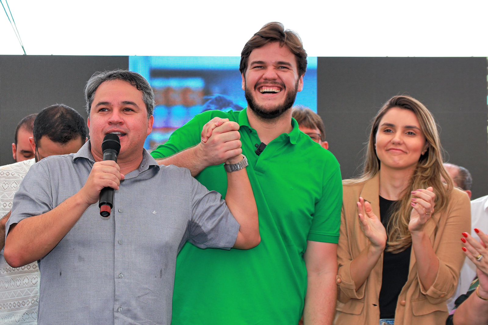 Senador Efraim entrega reforma de UBS ao lado do prefeito Bruno