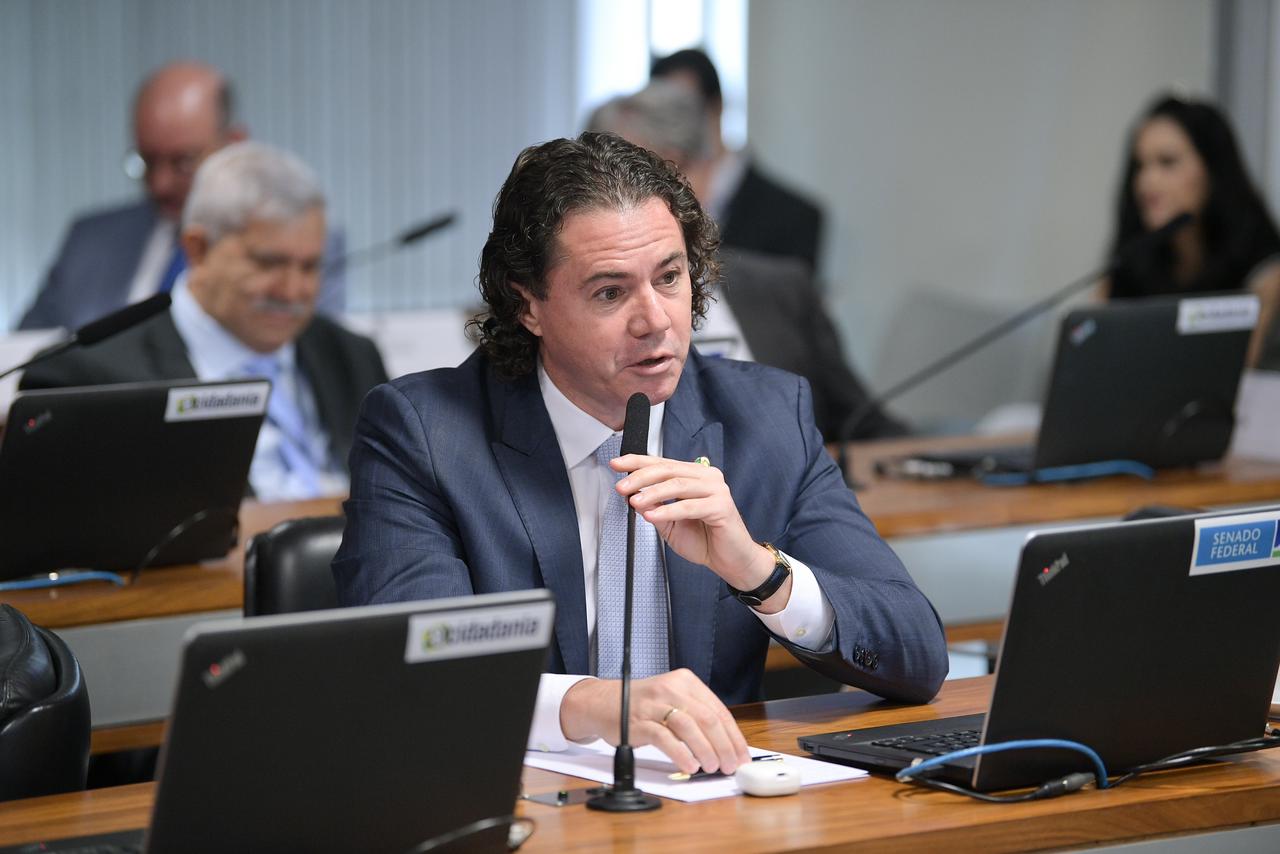 Comissão do Senado aprova projeto de Veneziano que autoriza universidades públicas a cederem espaço a associações