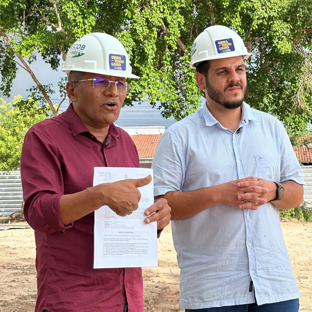 Vereador Marinaldo Cardoso inspeciona obras de três praças no bairro do Pedregal junto ao Secretário Joab Machado