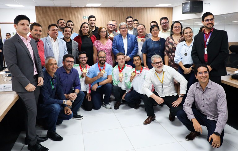 João Azevêdo recepciona estudantes do IFPB premiados em competição internacional de tecnologia